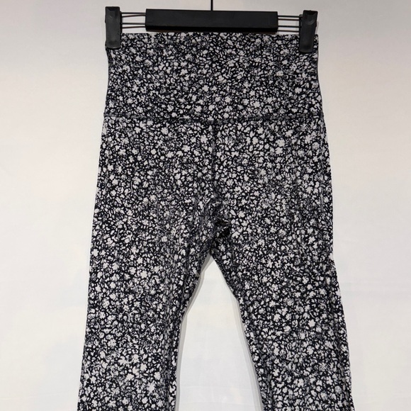 Lululemon Align High-Rise Crop 23" Venture Floral Alpine White Black Size 4 - Picture 3 of 9